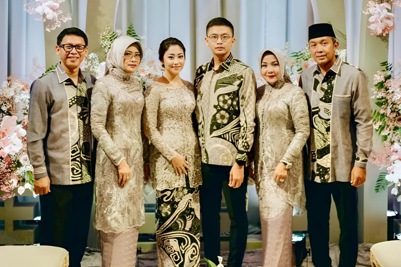 8 Ide Foto Engagement Keluarga, Hangat dan Intimate