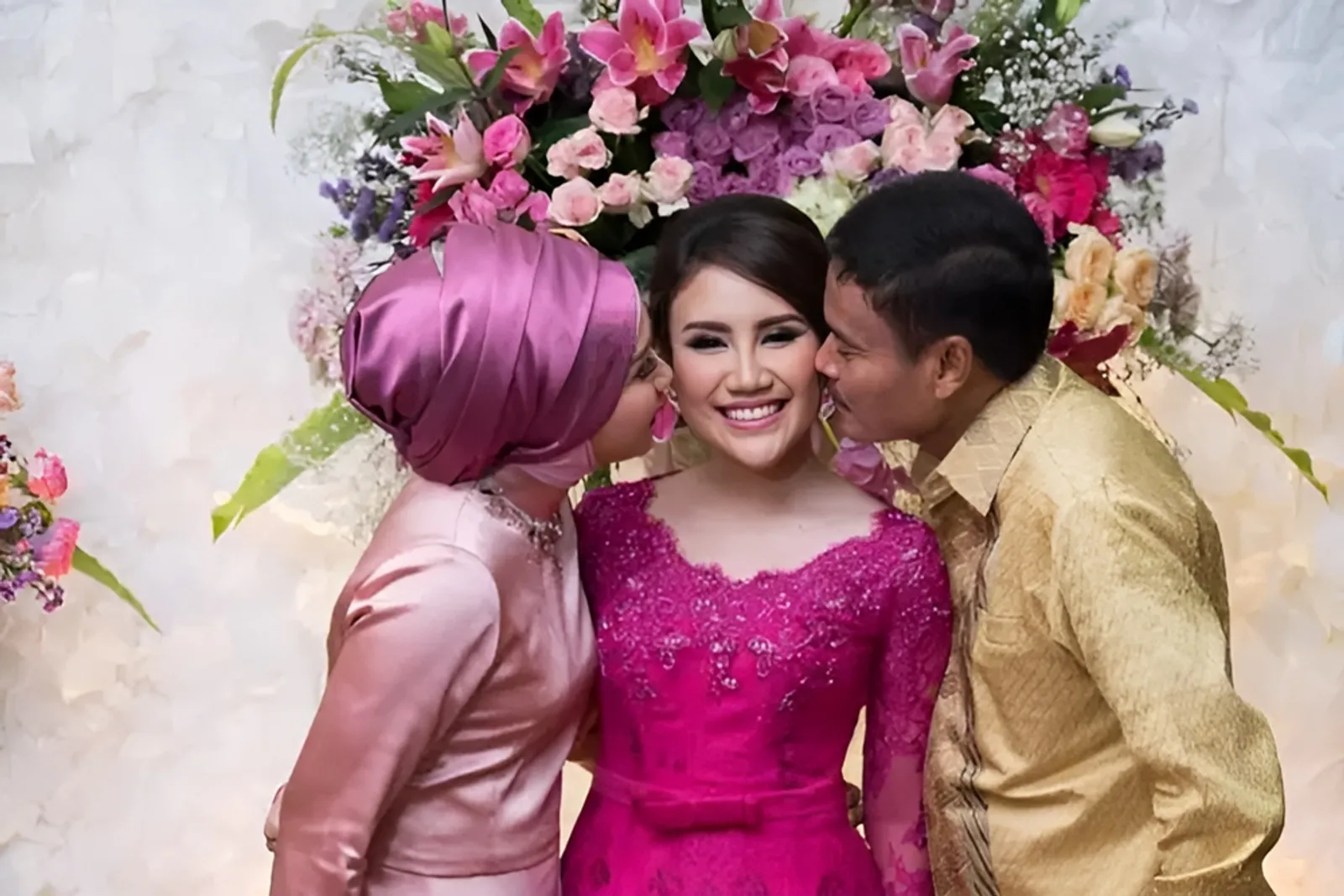 8 Ide Foto Engagement Keluarga, Hangat dan Intimate