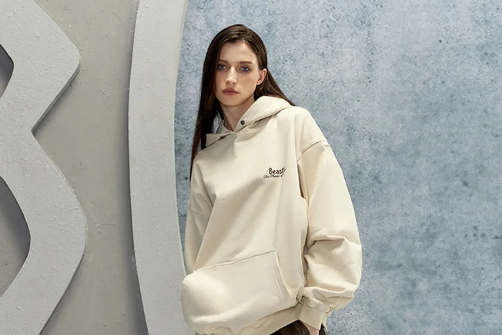 Ide Outfit Hoodie Cream yang Modis dan Chic