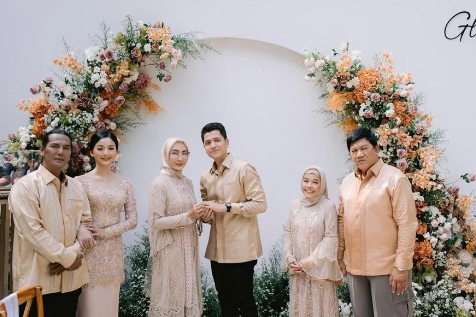 8 Ide Foto Engagement Keluarga, Hangat dan Intimate