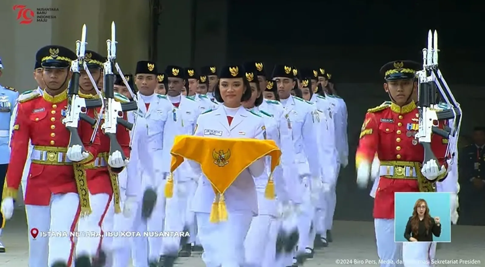 Potret Ni Komang Tri Setia, Pembawa Baki Upacara Penurunan Bendera IKN