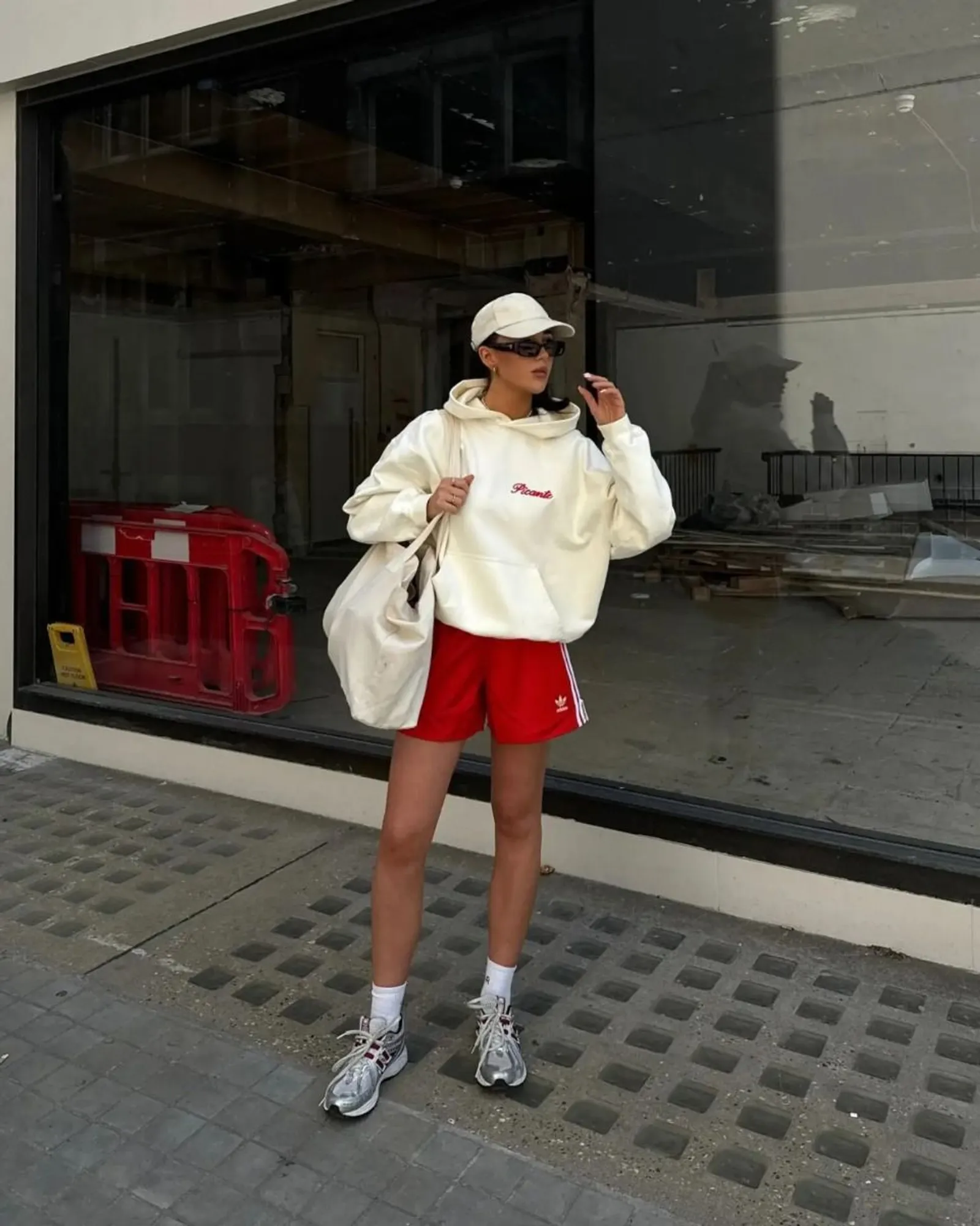 Ide Outfit Hoodie Cream yang Modis dan Chic