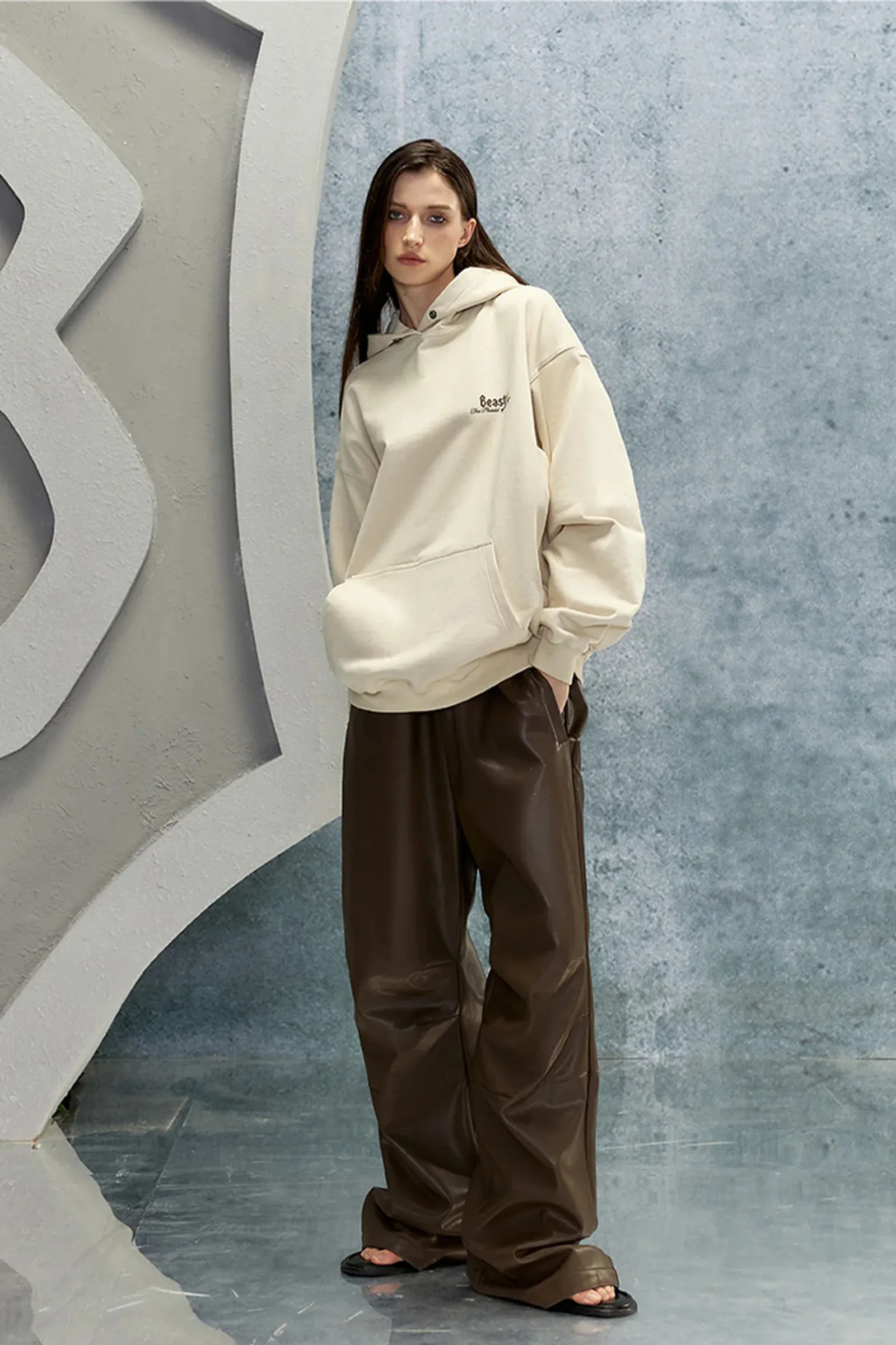 Ide Outfit Hoodie Cream yang Modis dan Chic