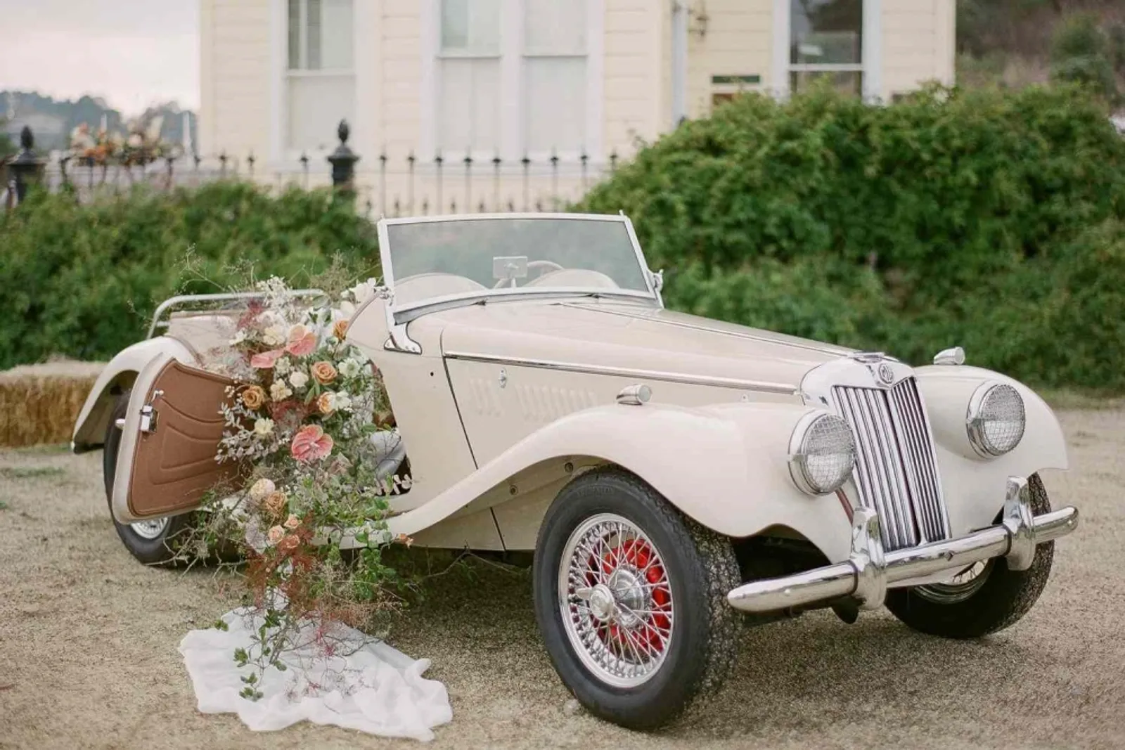 10 Dekorasi Wedding Car Inspirasi untuk Mobil Pengantinmu