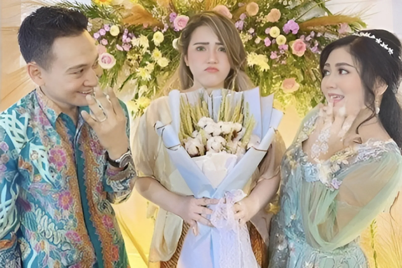 8 Ide Foto Engagement Keluarga, Hangat dan Intimate