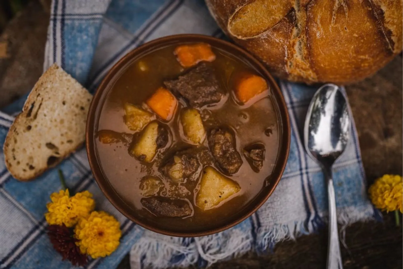 Resep Semur Telur Kentang, Sama Sekali Nggak Ribet!