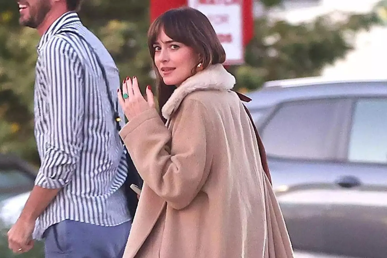 Diduga Putus dengan Chris Martin, Dakota Johnson Pamer Cincin Tunangan