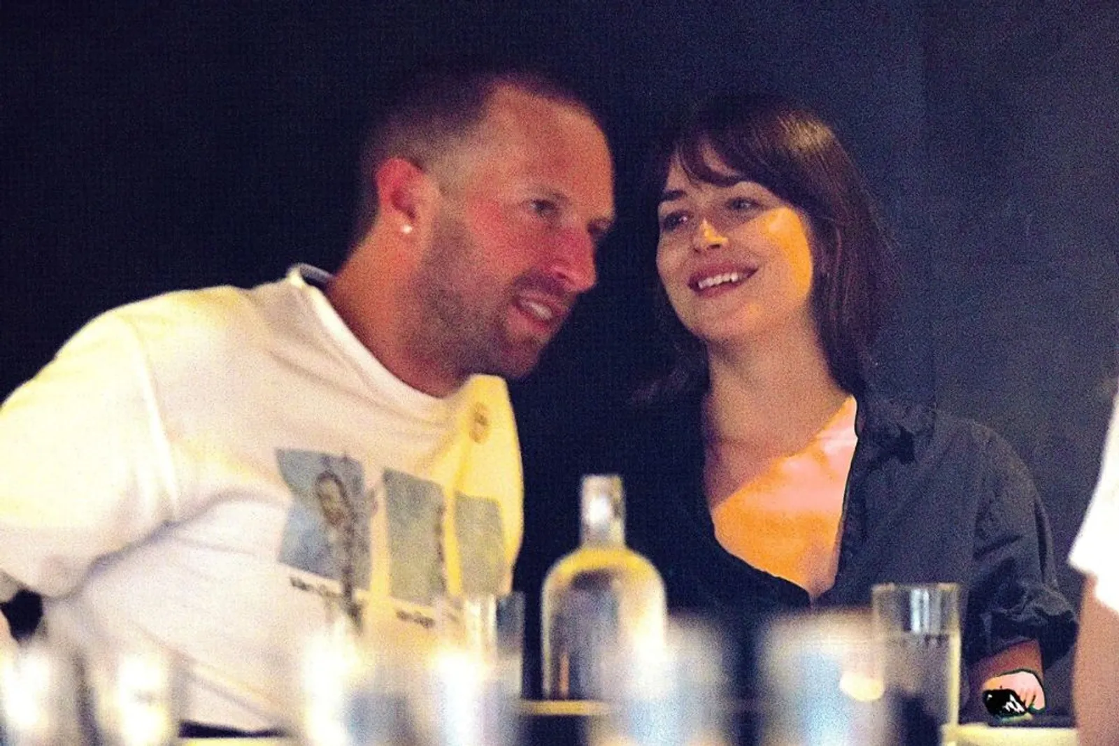 Diduga Putus dengan Chris Martin, Dakota Johnson Pamer Cincin Tunangan