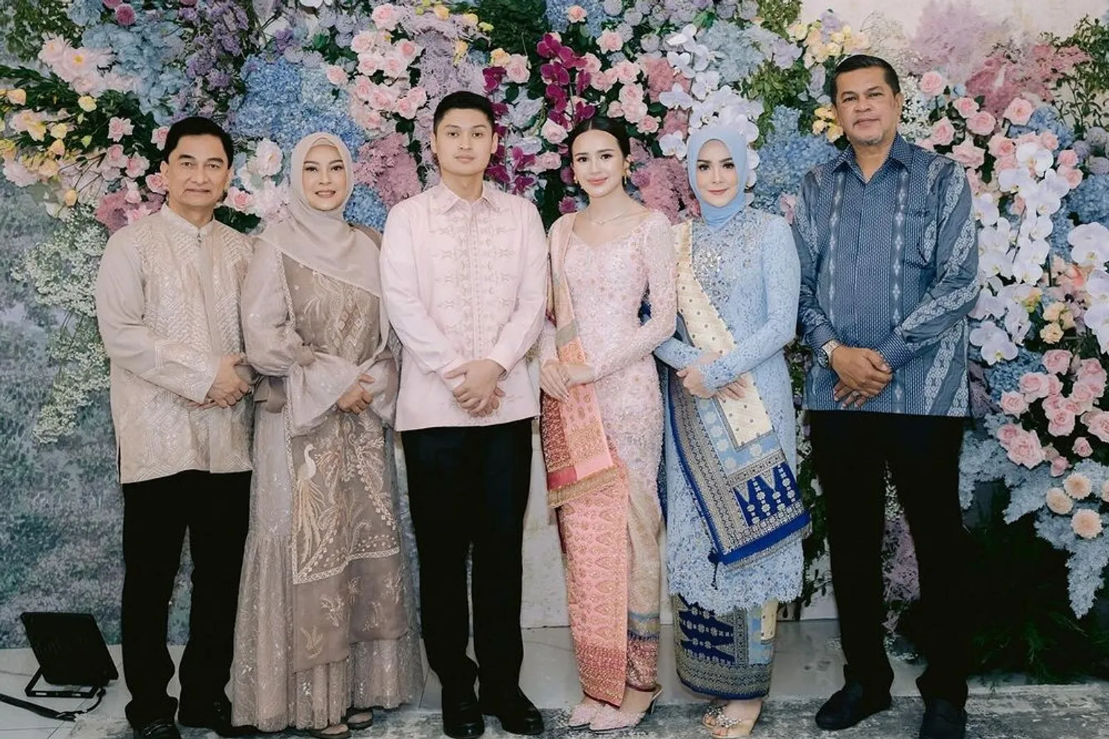 8 Ide Foto Engagement Keluarga, Hangat dan Intimate