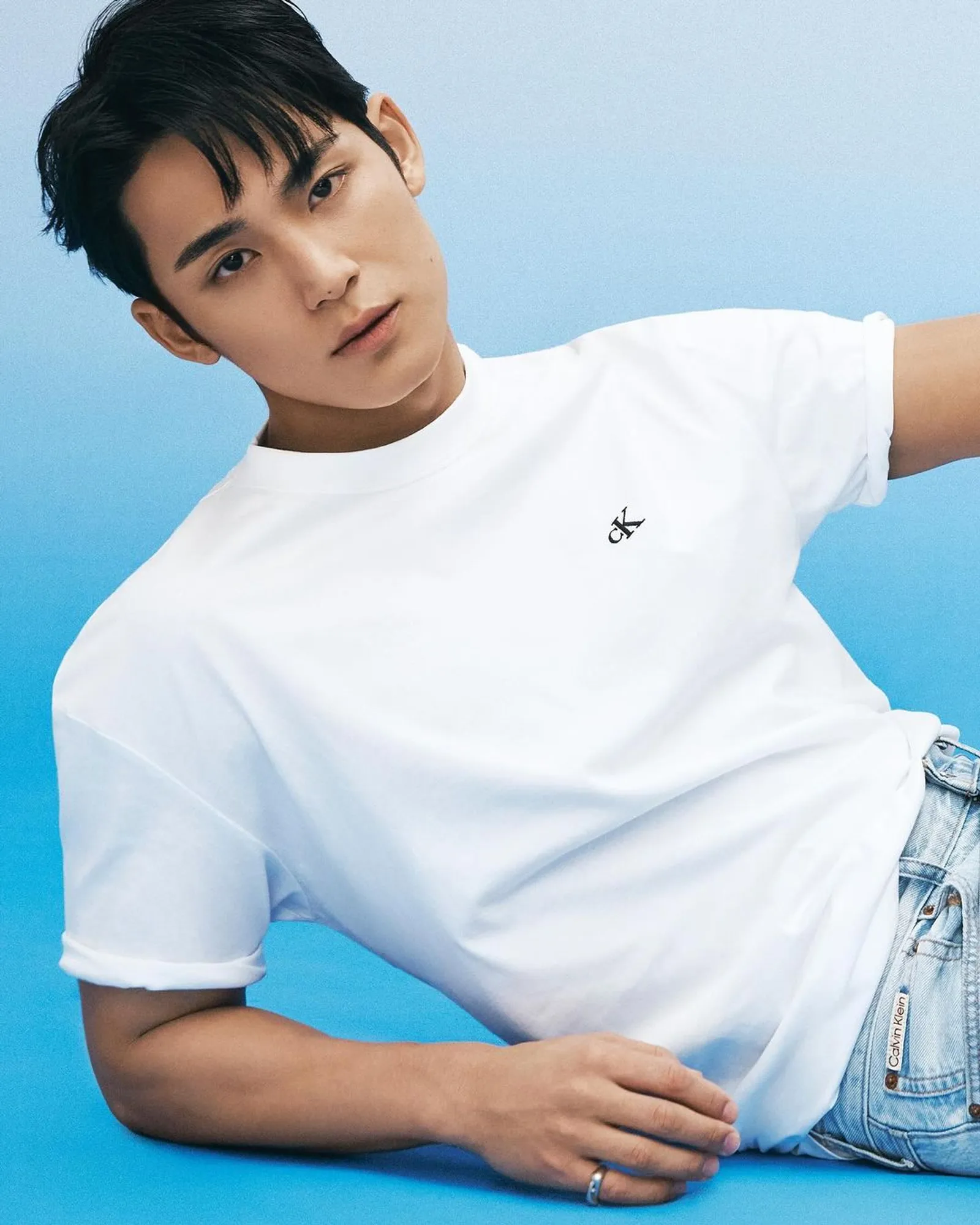 Mingyu 'SEVENTEEN' Debut di Campaign Terbaru Calvin Klein