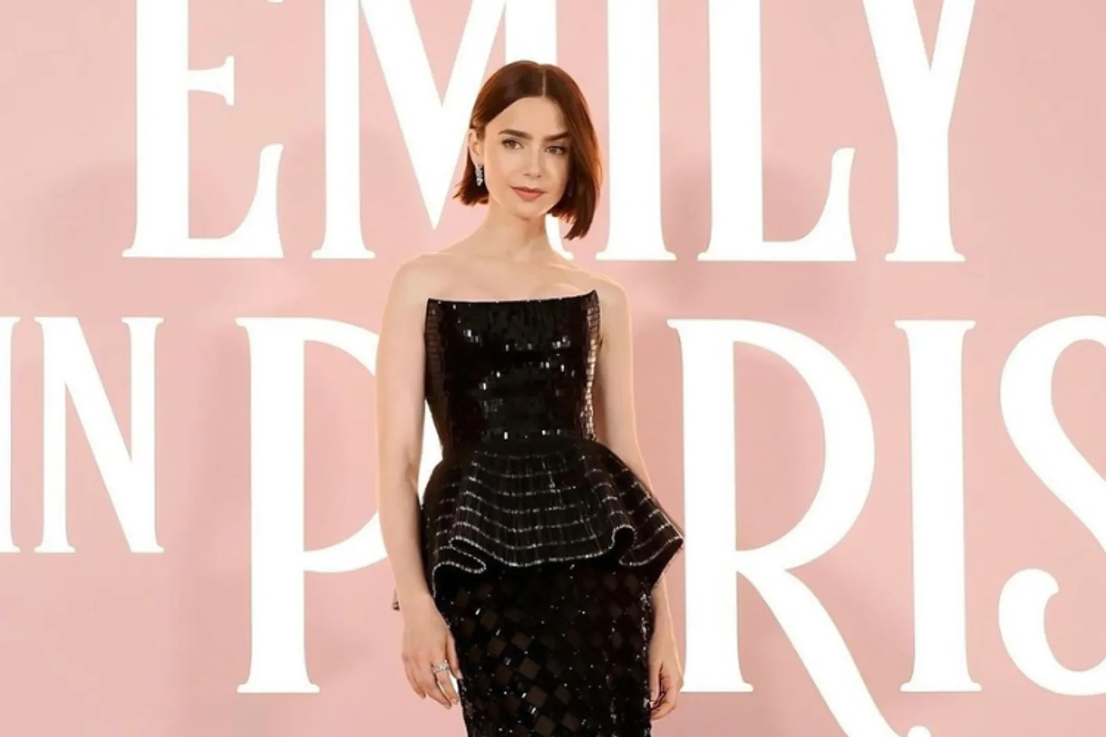 Gaya Para Pemain Serial 'Emily in Paris' di Momen Gala Premiere