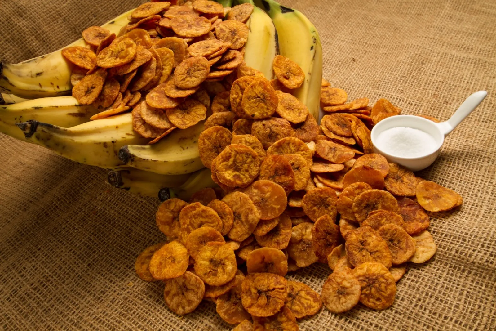 Cara Bikin Keripik Pisang Manis, Camilan Renyah Hanya 4 Bahan Saja!