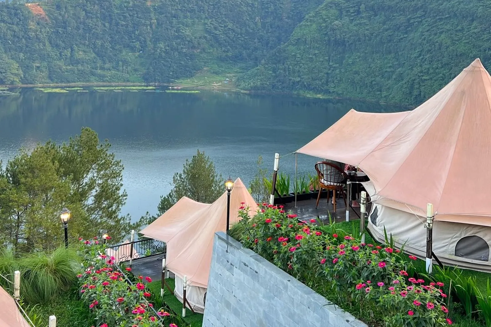 8 Glamping di Dieng, Terjangkau dan Punya Pemandangan Indah