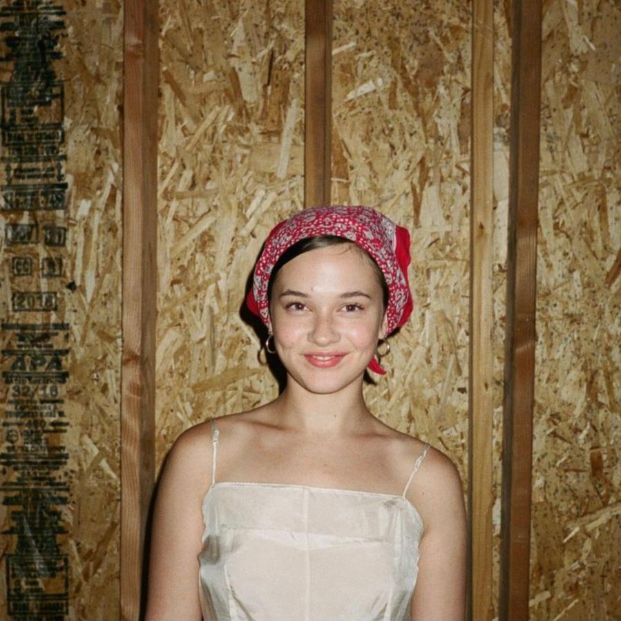 Intip Potret Cailee Spaeny, Artis Baru yang Menawan