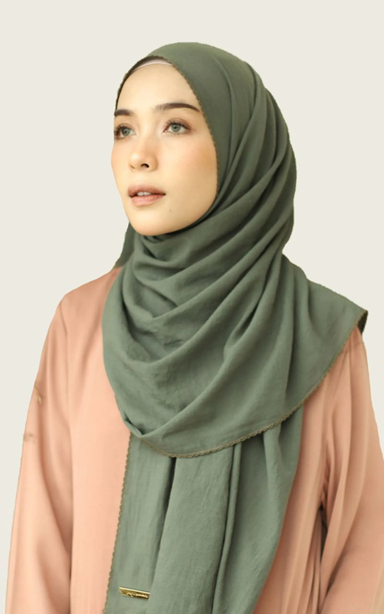 Mix and Match Jilbab Warna Sage Green yang Kalem dan Anggun