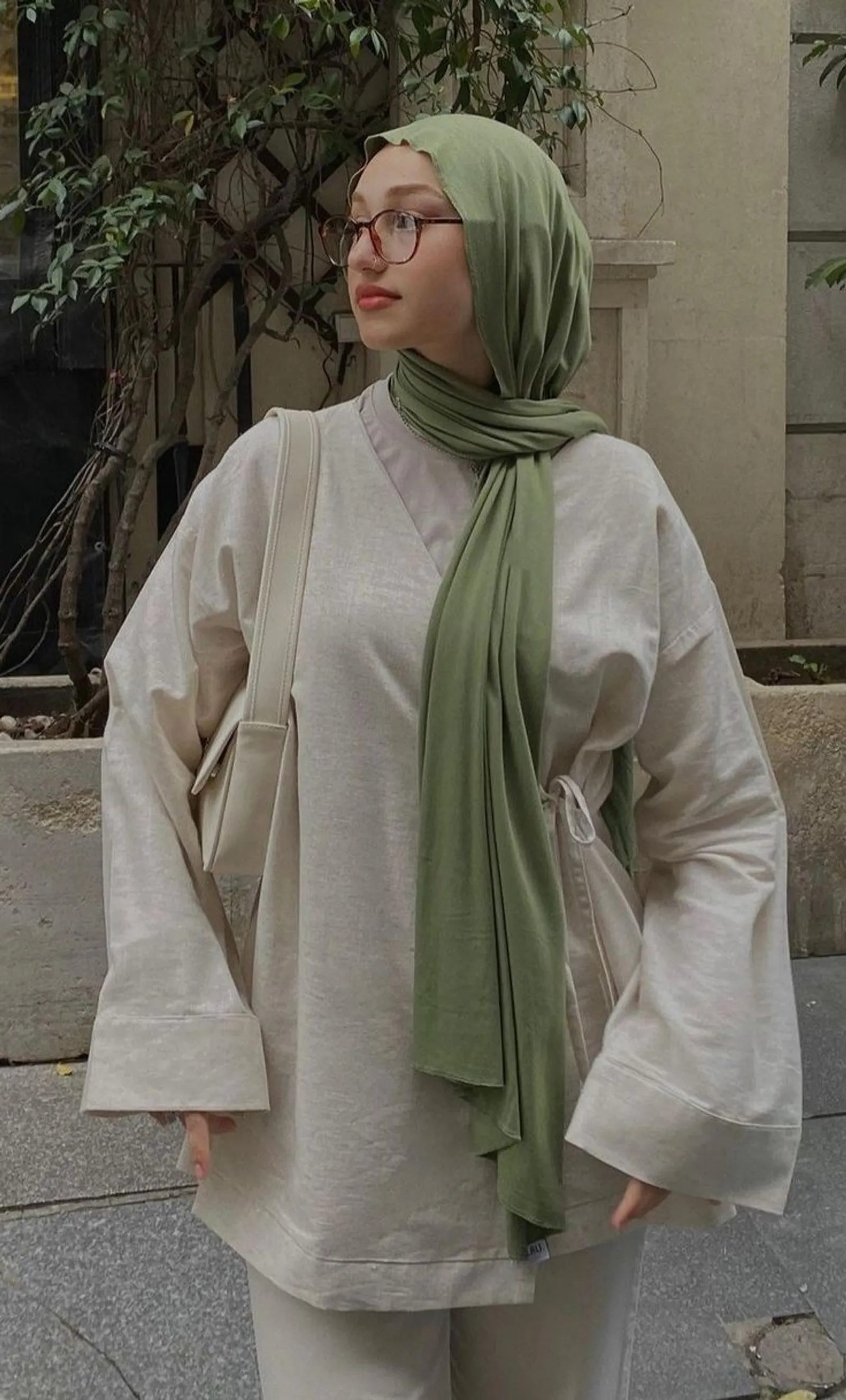 Mix and Match Jilbab Warna Sage Green yang Kalem dan Anggun