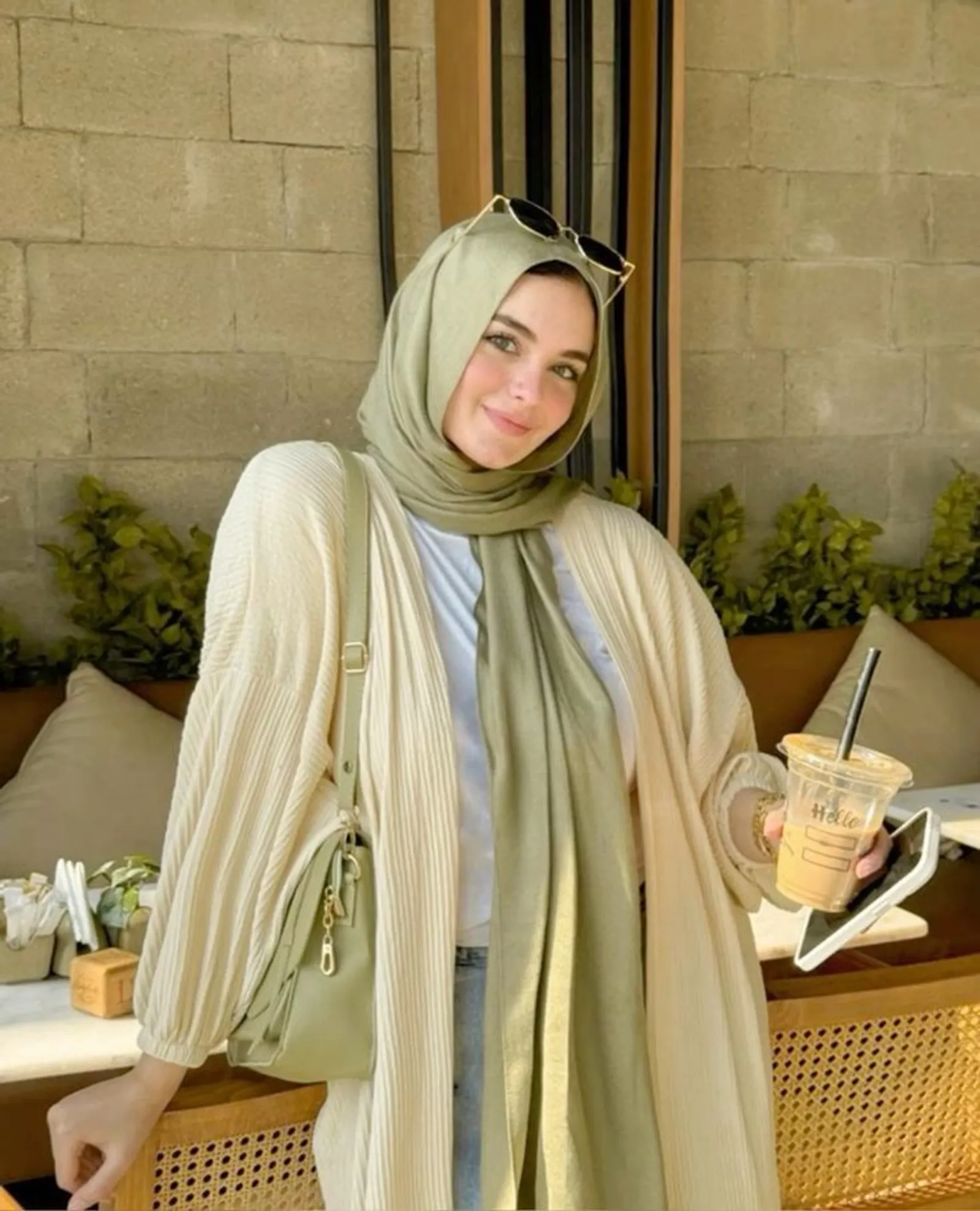 Mix and Match Jilbab Warna Sage Green yang Kalem dan Anggun