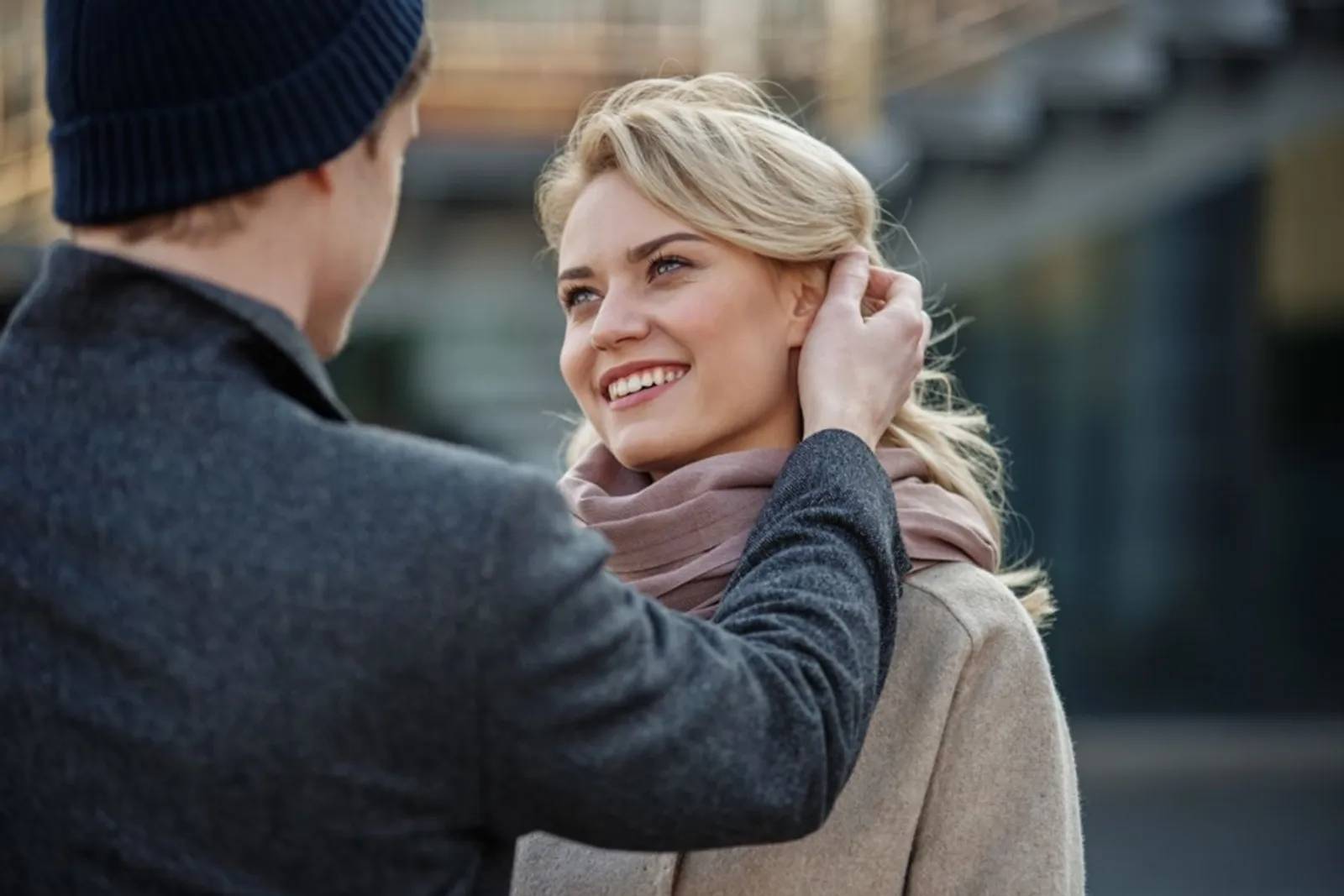 9 Arti Membelai Rambut oleh Laki-Laki kepada Perempuan