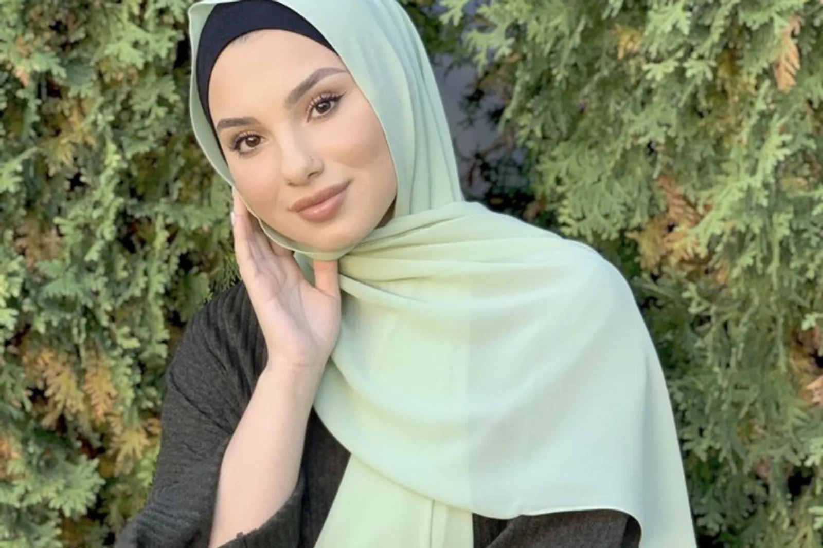 Mix and Match Jilbab Warna Sage Green yang Kalem dan Anggun