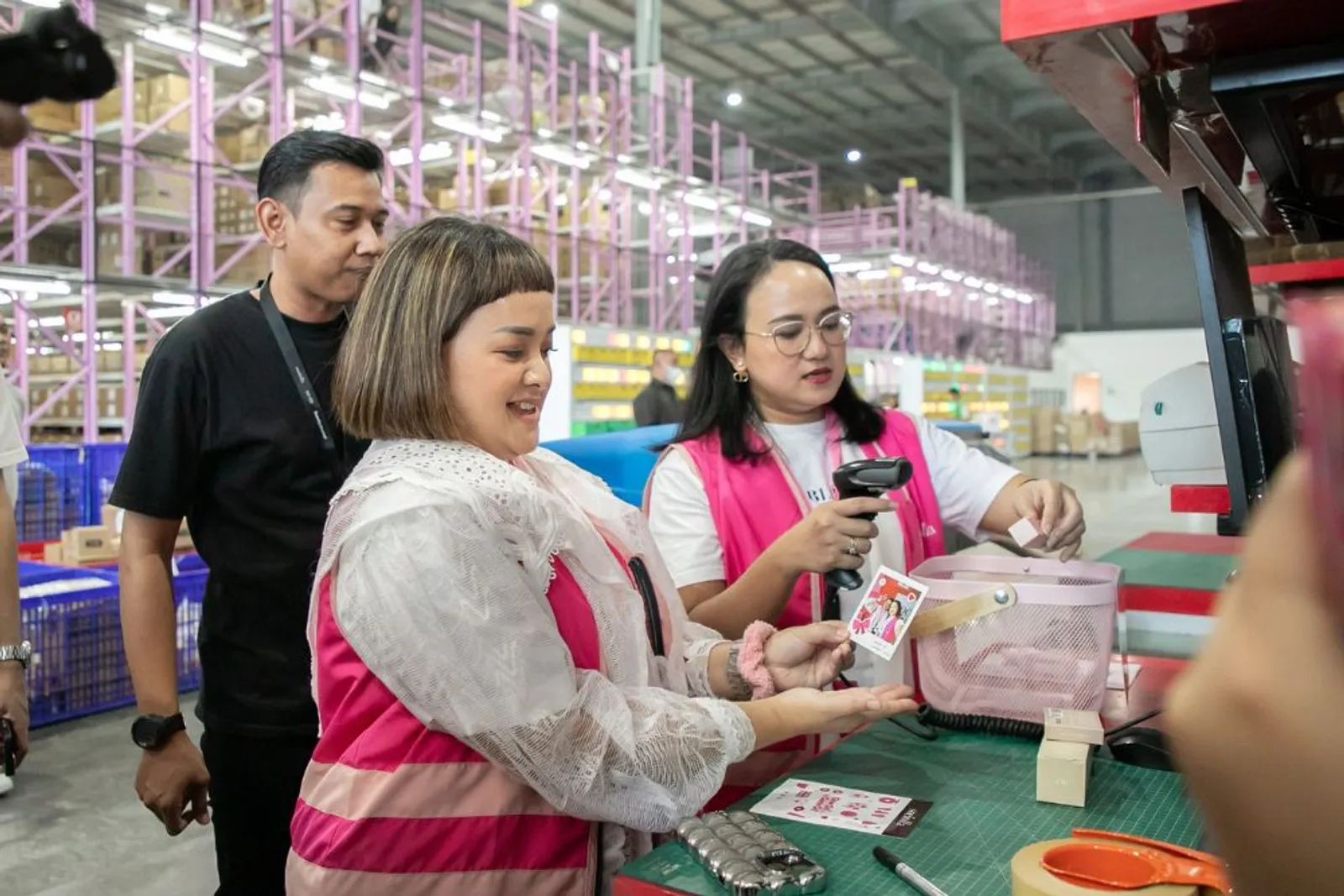 Keseruan Lima Founder Brand Lokal Kunjungi Gudang Terbesar Sociolla 