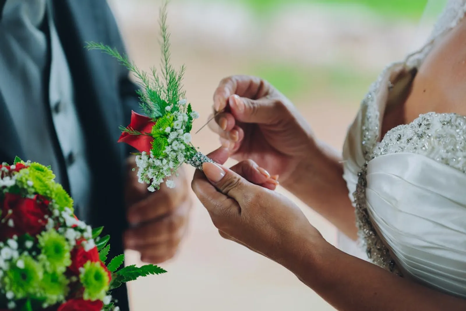 Corsage Adalah Aksesori Pernikahan, Ini Jenis dan Cara Memilihnya