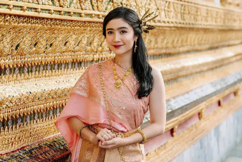 Pesona Seleb Tanah Air Kenakan Baju Tradisional Thailand 