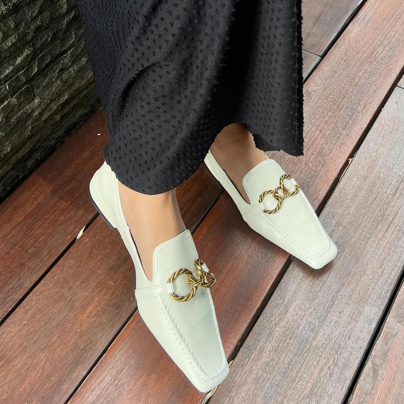 7 Brand Sepatu Kerja Wanita Lokal Terbaik, Classy!