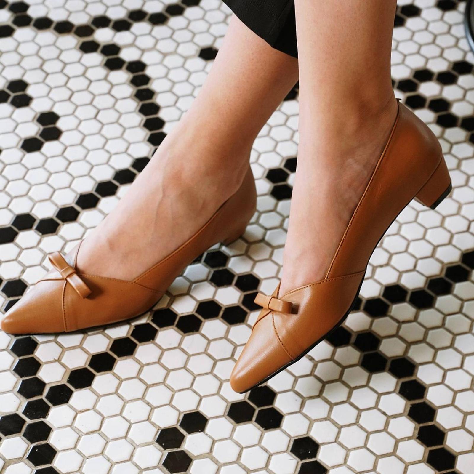 7 Brand Sepatu Kerja Wanita Lokal Terbaik, Classy!