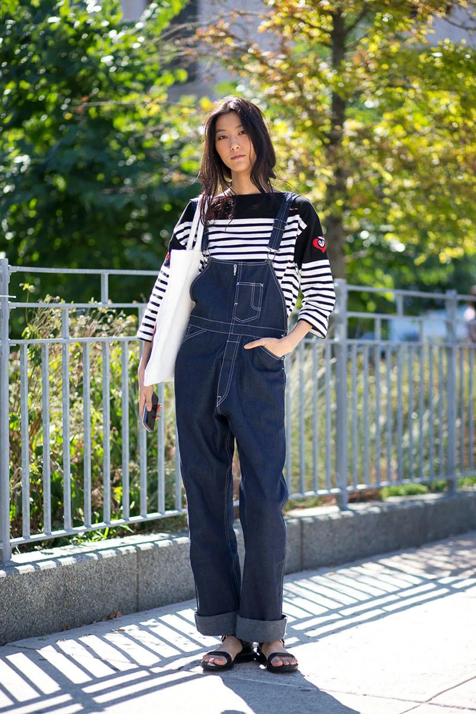 7 Gaya Padu-padan Overall Jumpsuit Outfit yang Wajib Kamu Coba