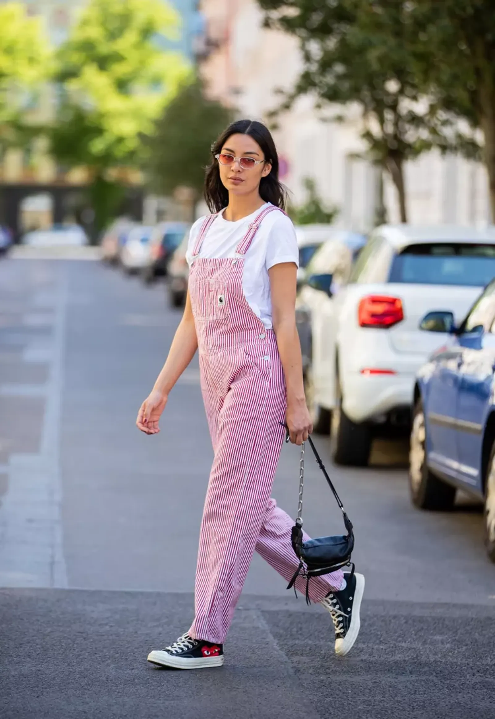 7 Gaya Padu-padan Overall Jumpsuit Outfit yang Wajib Kamu Coba