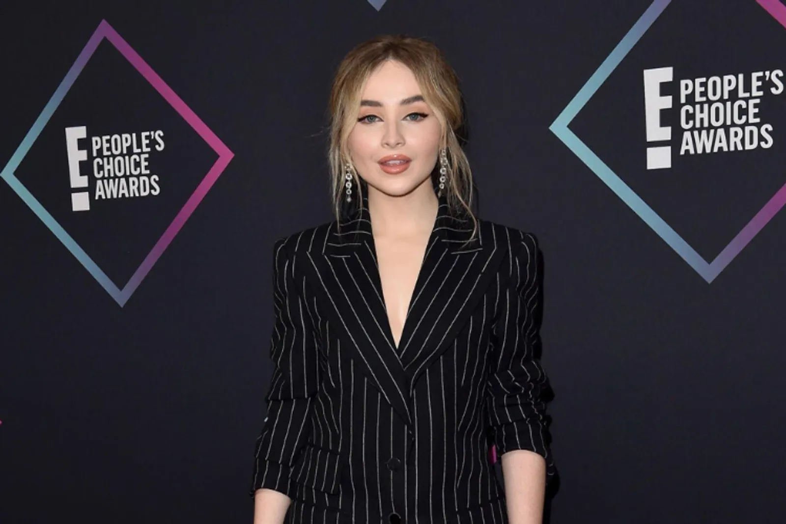 Jarang Disorot, Intip 7 Gaya Gaya Sabrina Carpenter Pakai Setelan Suit