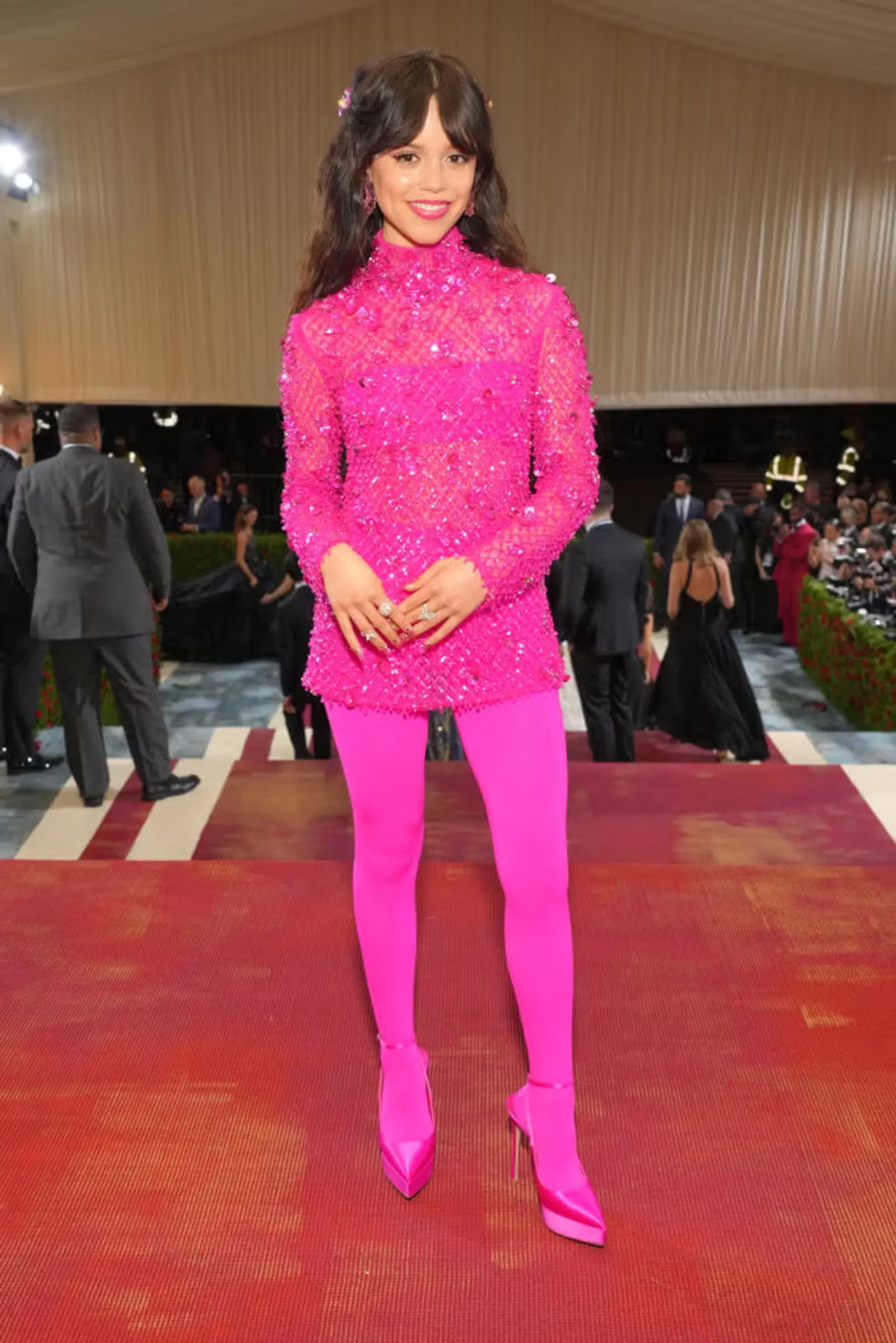 Deretan Gaya Stunning Jenna Ortega di Karpet Merah