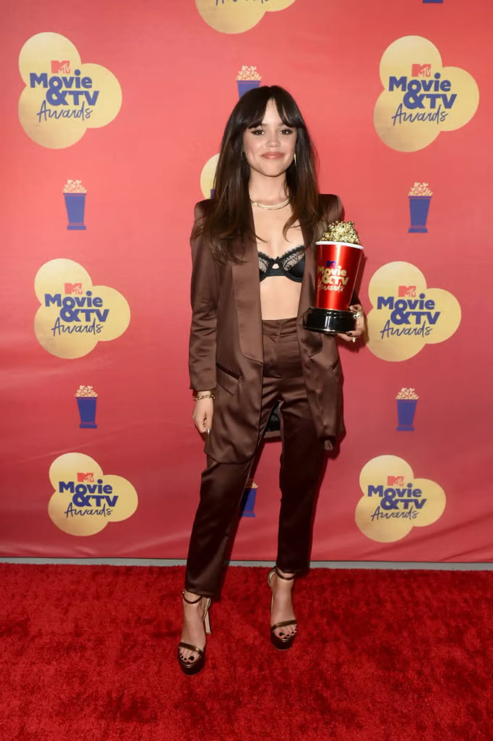 Deretan Gaya Stunning Jenna Ortega di Karpet Merah