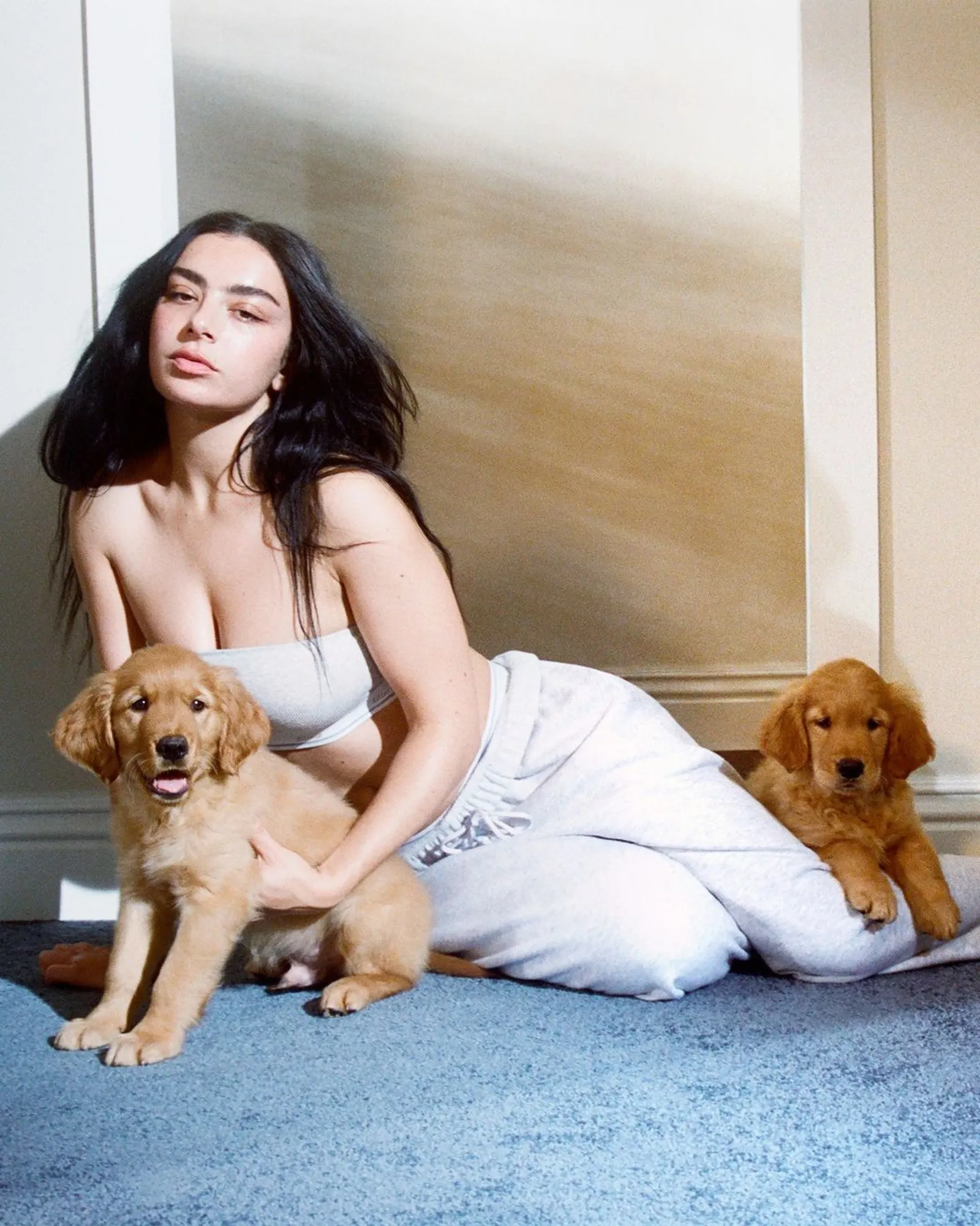 Charli XCX Menjadi Wajah Terbaru untuk Campaign SKIMS