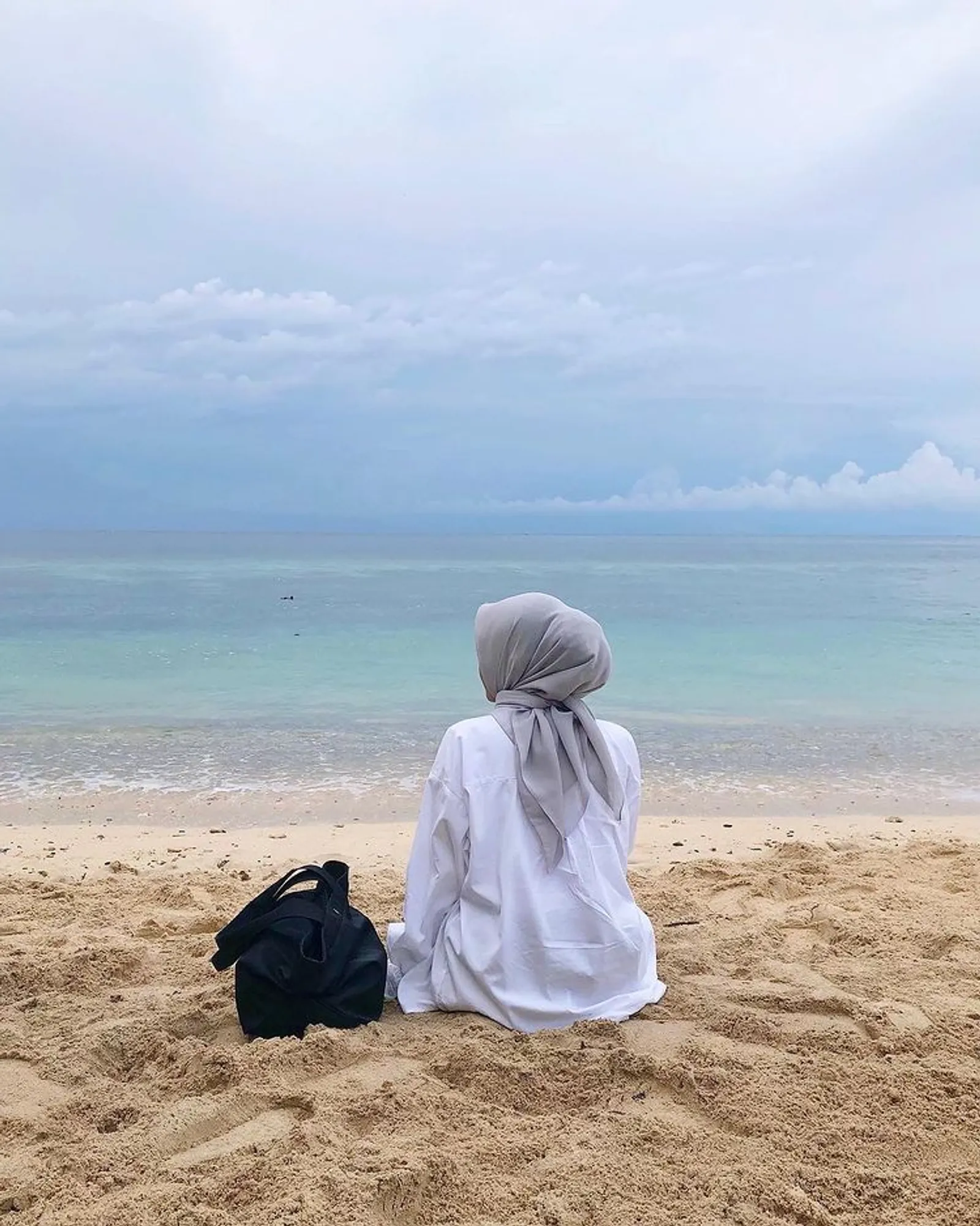 7 Inspirasi Foto Estetis di Pantai untuk Percantik Media Sosial