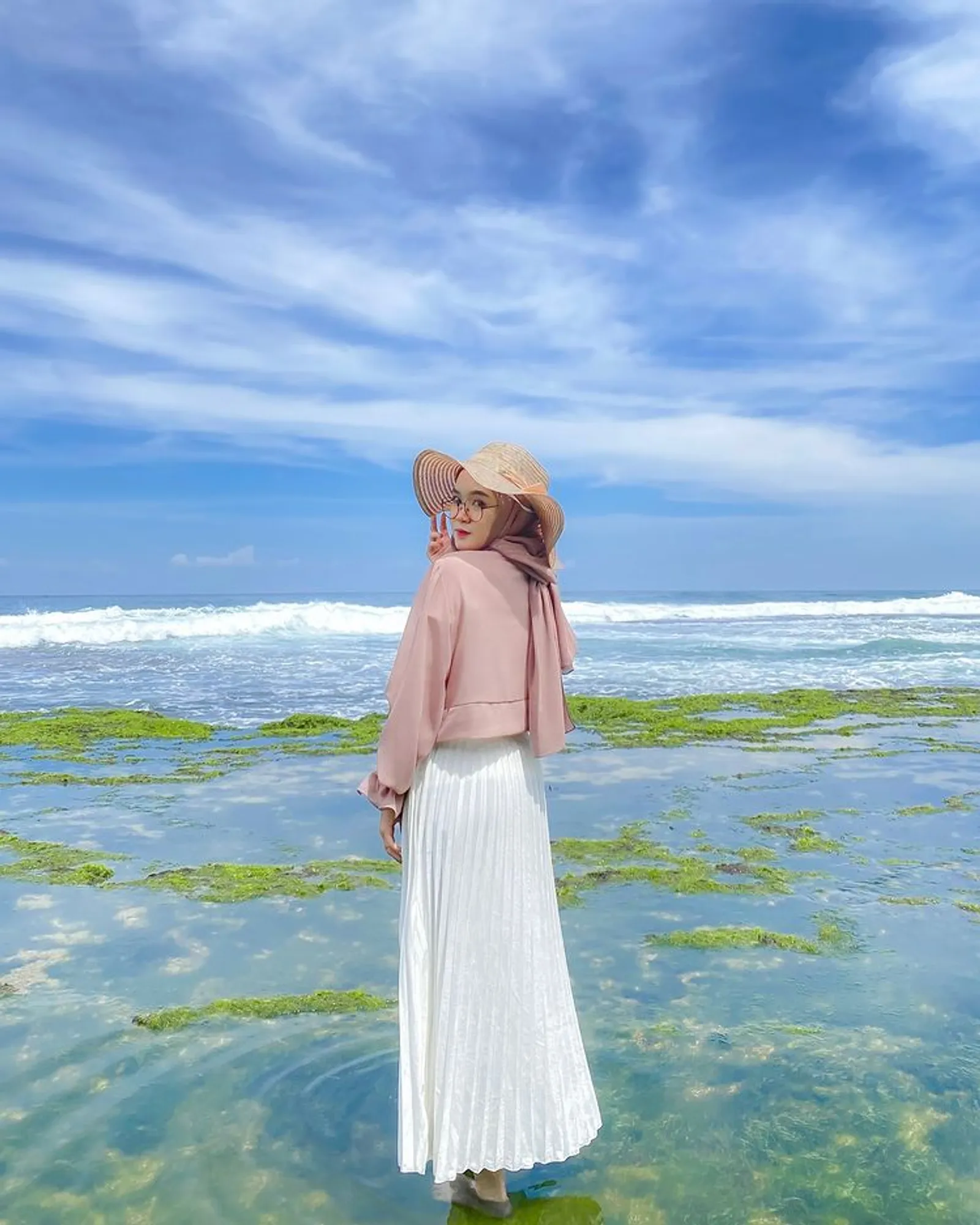 7 Inspirasi Foto Estetis di Pantai untuk Percantik Media Sosial