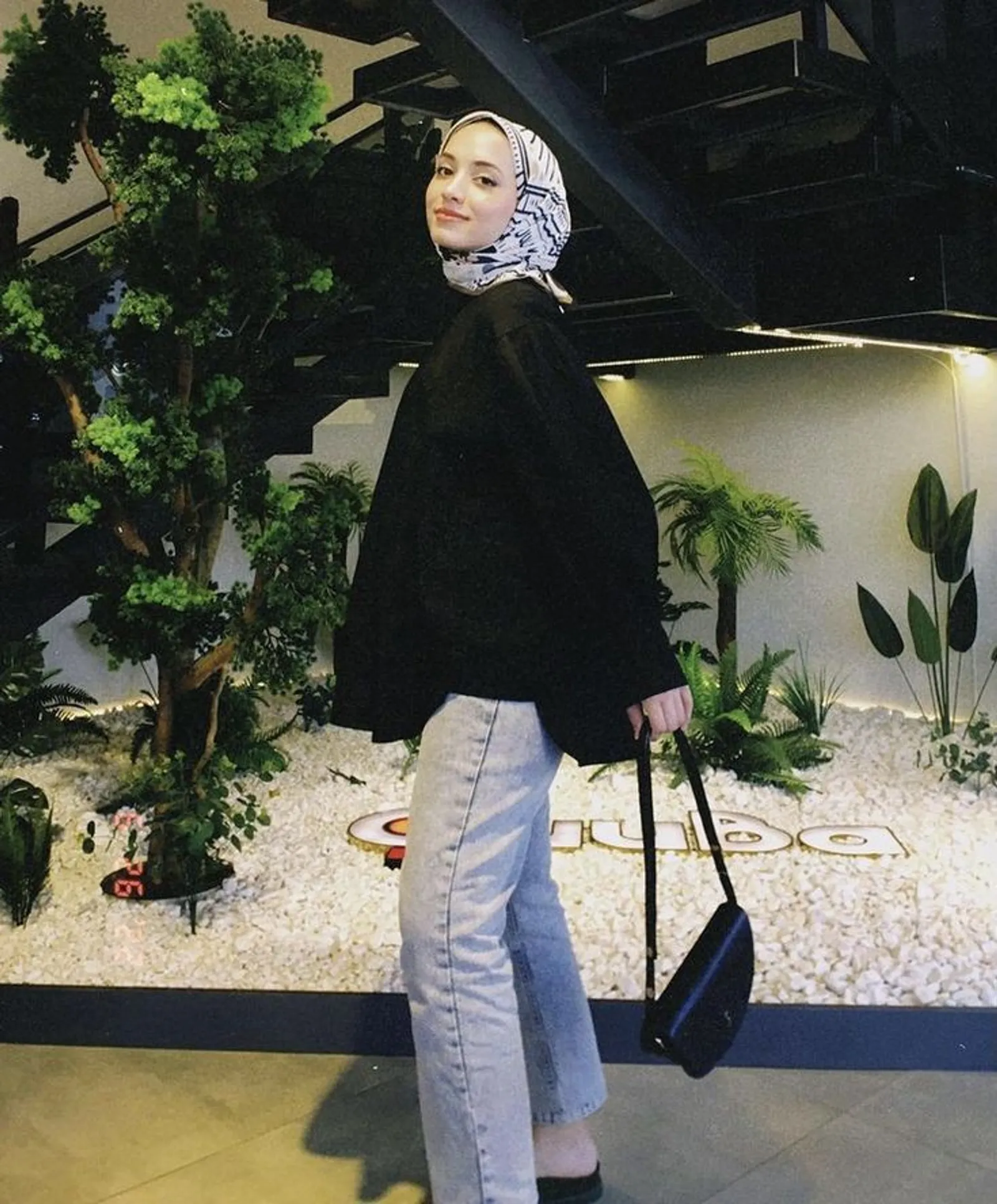 6 Inspirasi OOTD Kemeja Hitam Hijab Celana Jeans yang Menawan