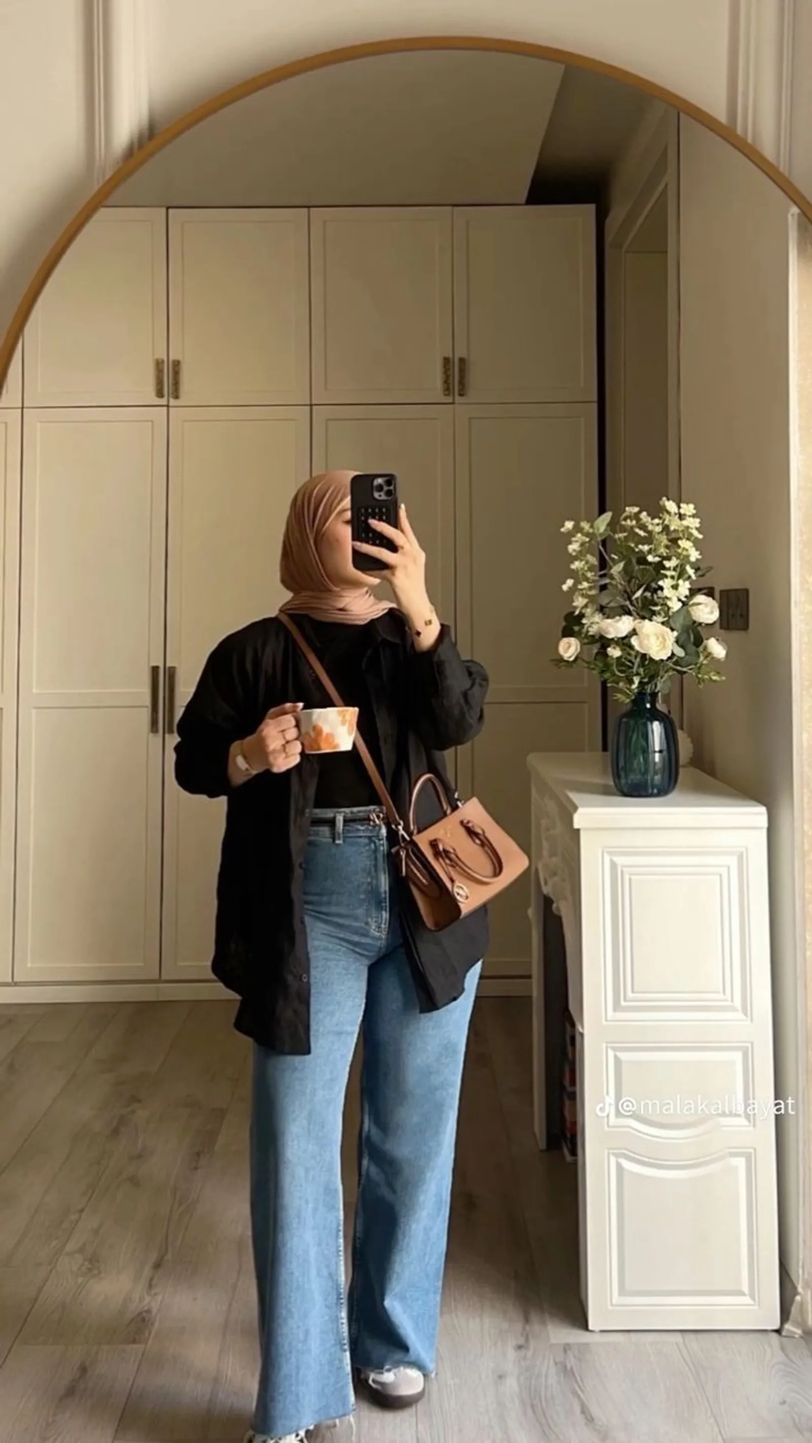 6 Inspirasi OOTD Kemeja Hitam Hijab Celana Jeans yang Menawan