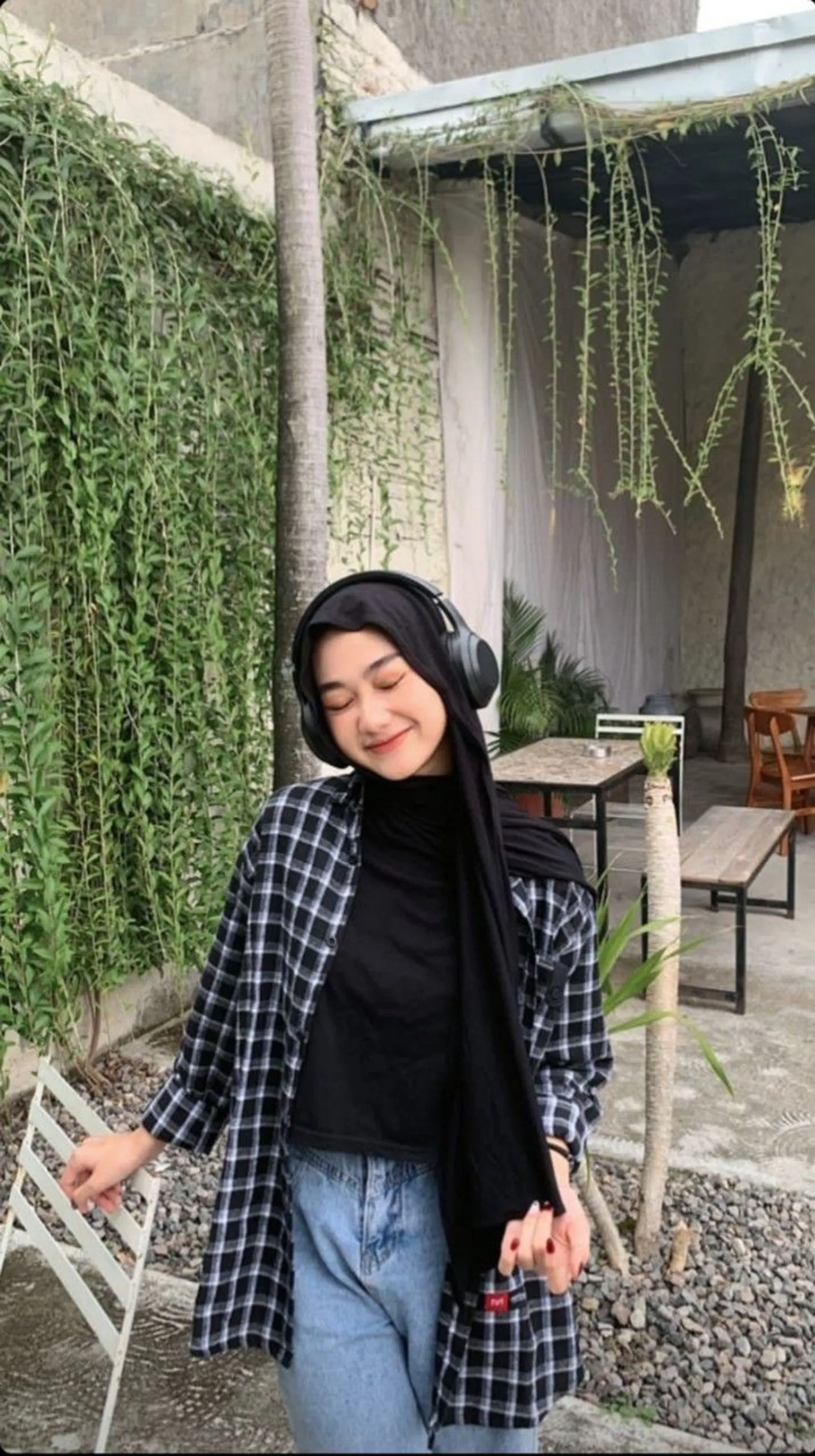 6 Inspirasi OOTD Kemeja Hitam Hijab Celana Jeans yang Menawan