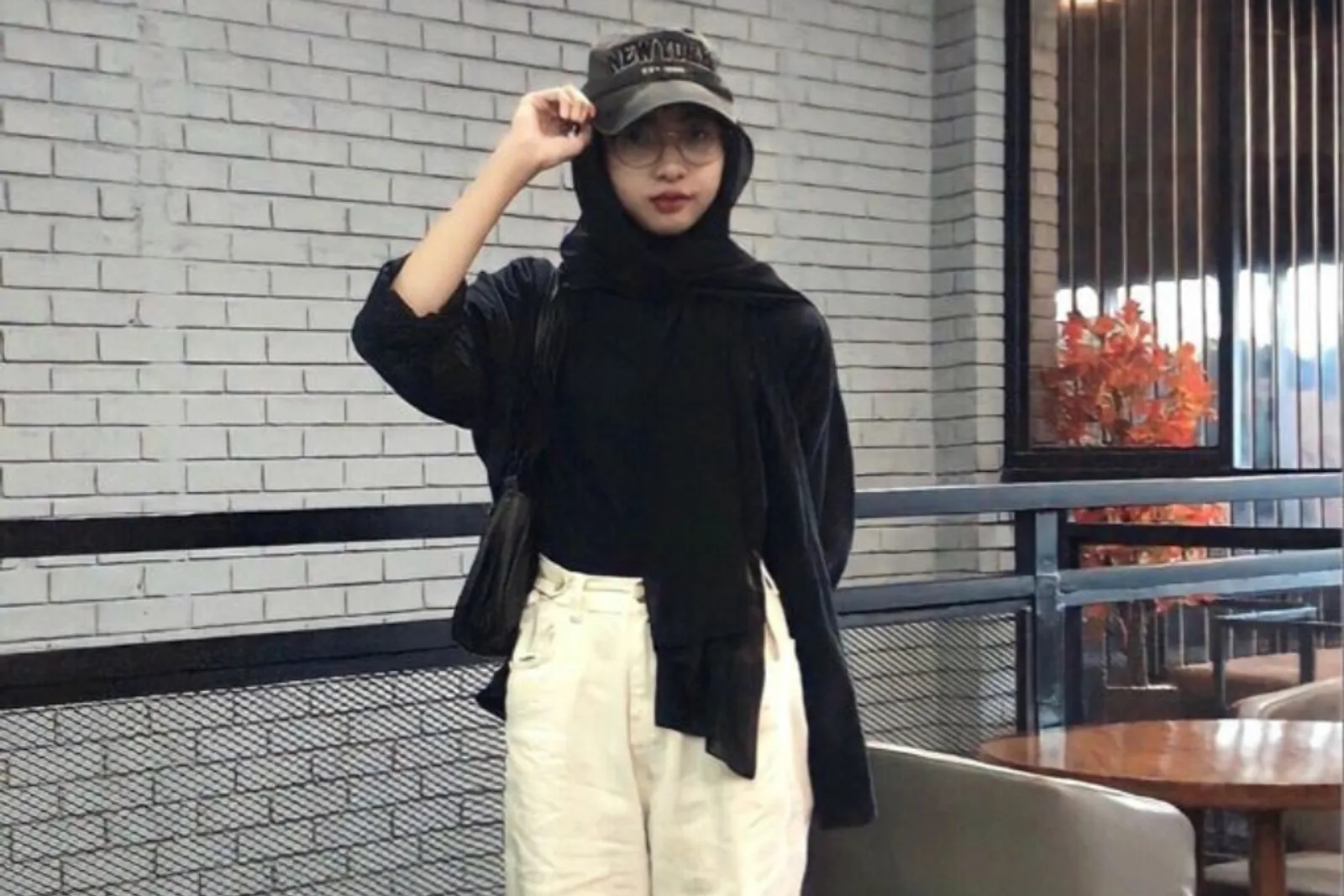 6 Inspirasi OOTD Kemeja Hitam Hijab Celana Jeans yang Menawan