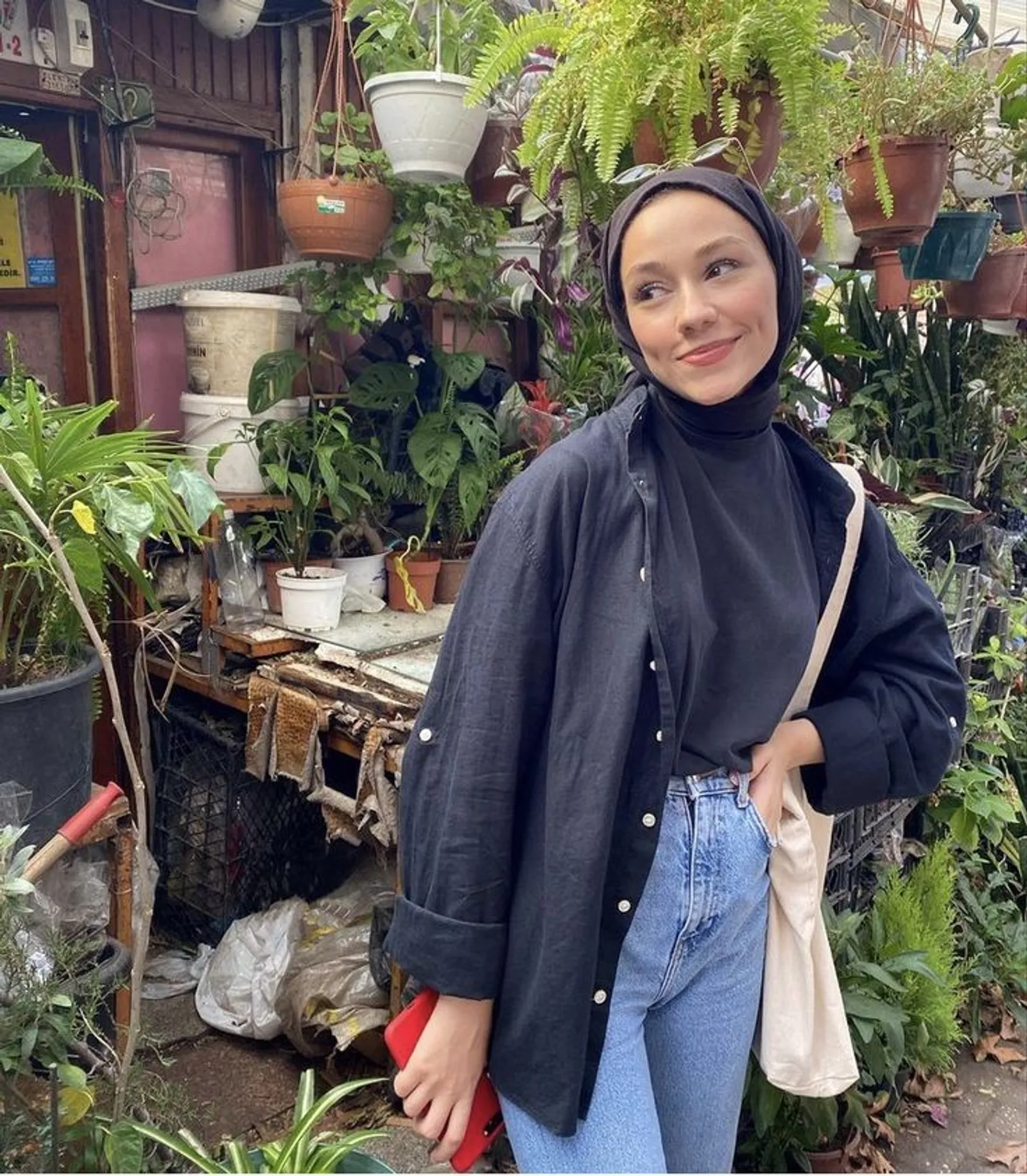 6 Inspirasi OOTD Kemeja Hitam Hijab Celana Jeans yang Menawan