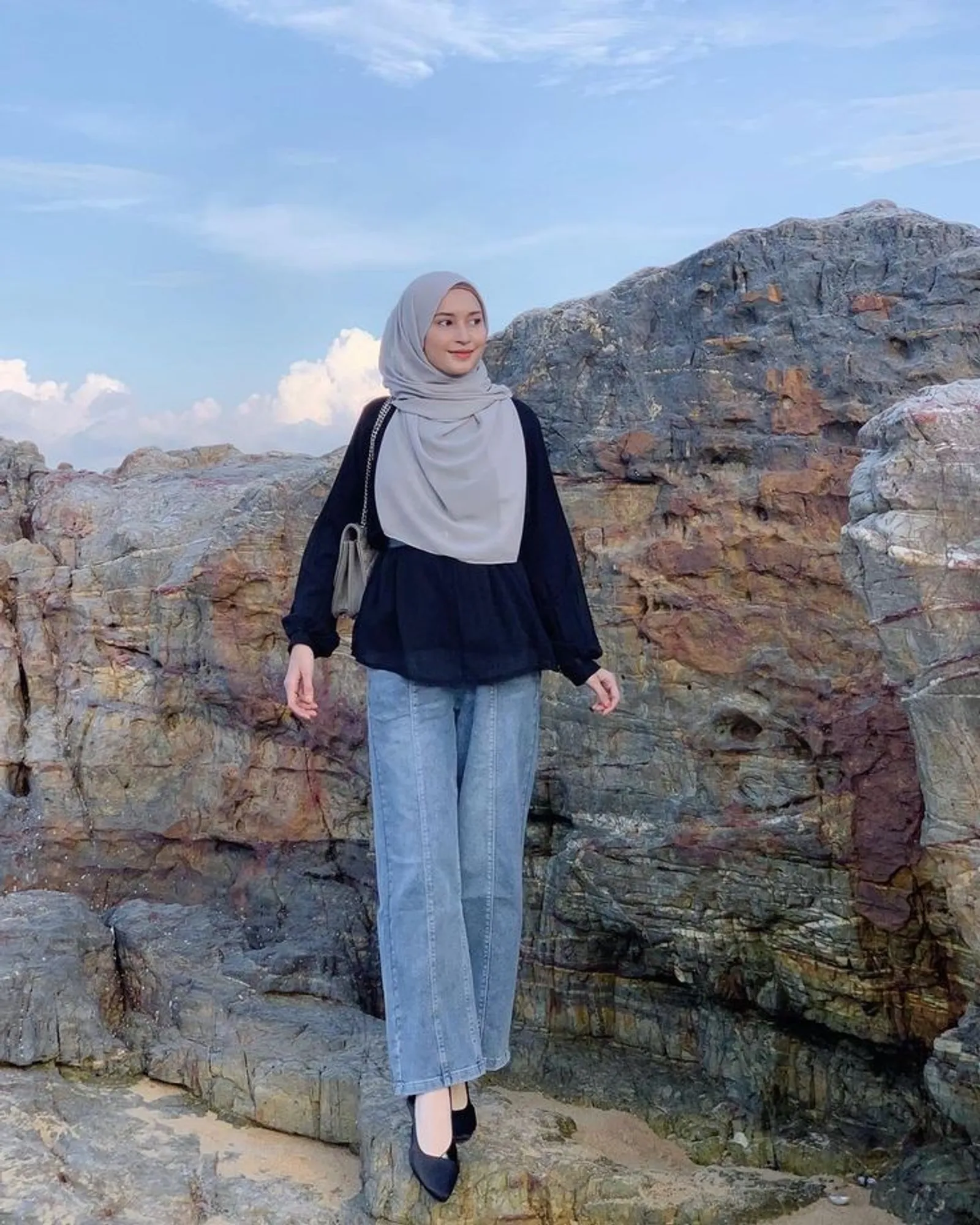 6 Inspirasi OOTD Kemeja Hitam Hijab Celana Jeans yang Menawan