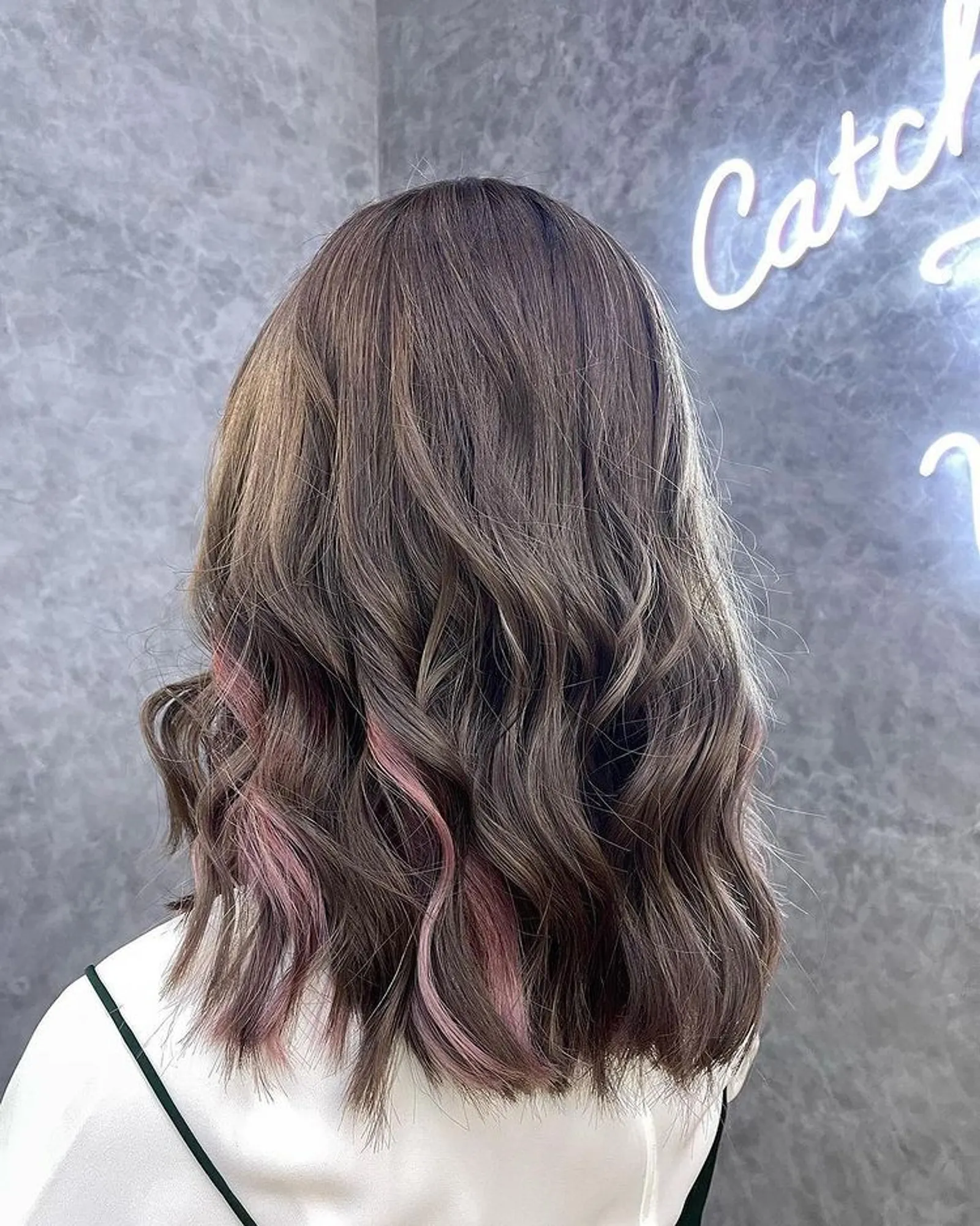 6 Inspirasi Warna Rambut Milk Tea untuk Tampilan Manismu