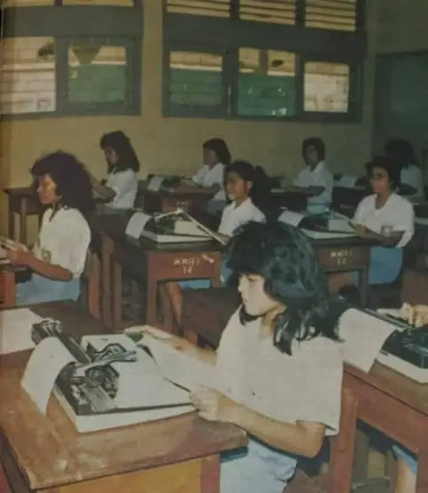 Throwback Gaya Anak SMA Tahun 90-an, Beda Banget!