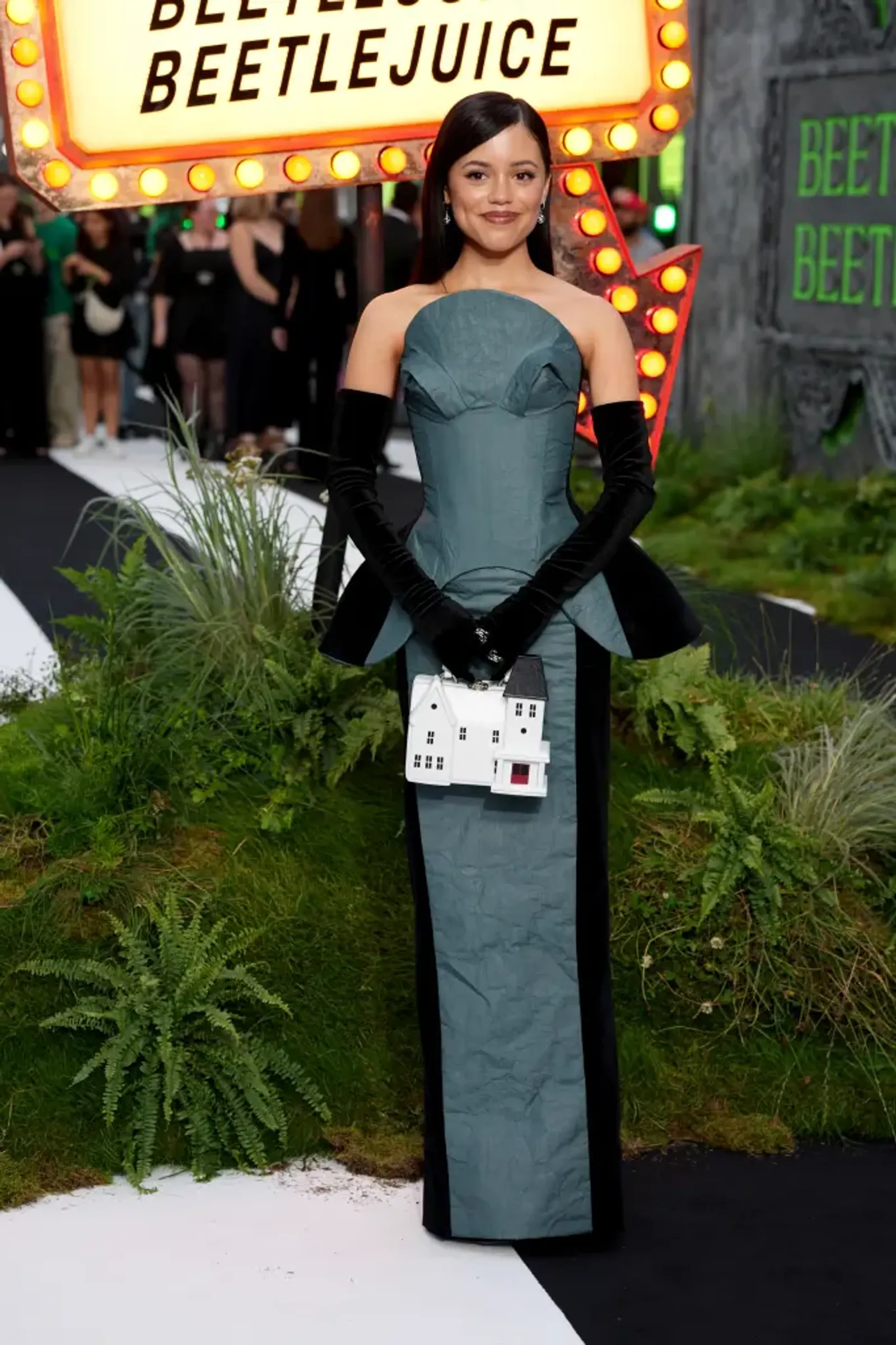 Jenna Ortega Bawa 'Rumah' ke Premiere Film 'Beetlejuice'