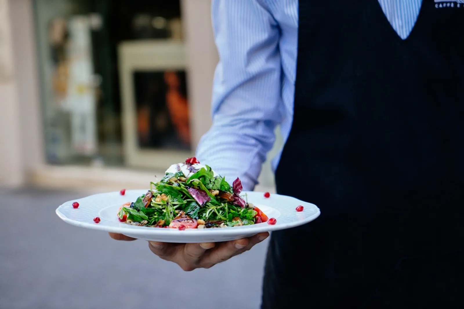 Perbedaan Waiter dan Waitress, Apakah Hanya Jenis Kelamin?