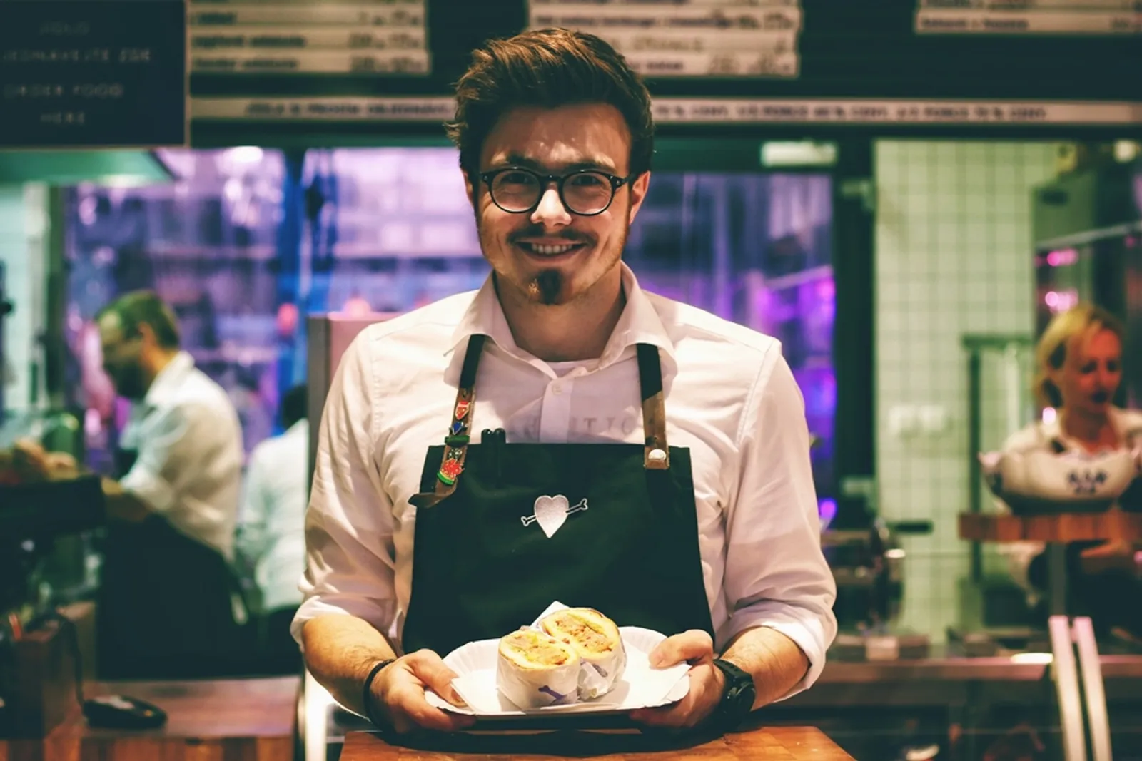 Perbedaan Waiter dan Waitress, Apakah Hanya Jenis Kelamin?