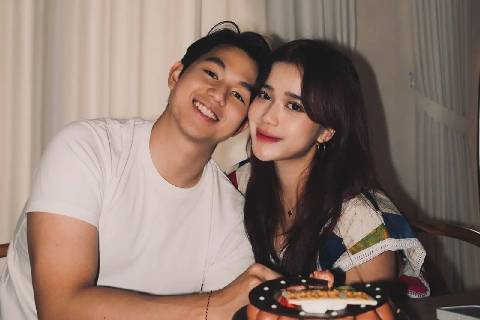 Romantis, Brisia Jodie Dilamar Jonathan Alden Saat Rilis Lagu Baru