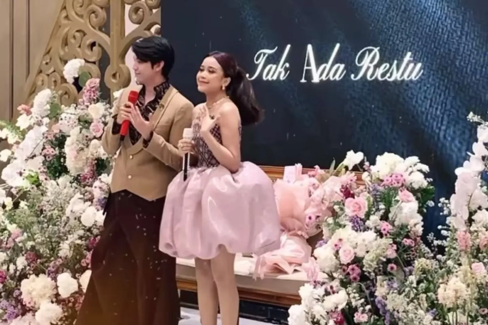 Romantis, Brisia Jodie Dilamar Jonathan Alden Saat Rilis Lagu Baru