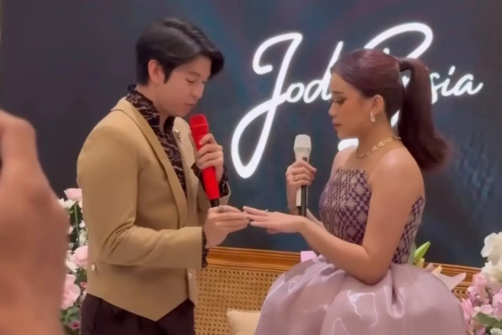 Romantis, Brisia Jodie Dilamar Jonathan Alden Saat Rilis Lagu Baru